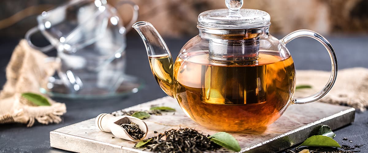 čajník so šálkou čaju