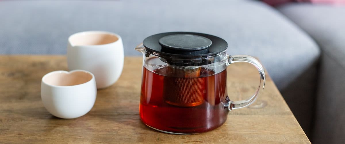 čajník so šálkou čaju