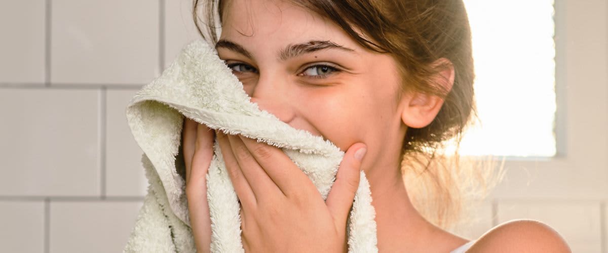 Žena pri čistení pleti.