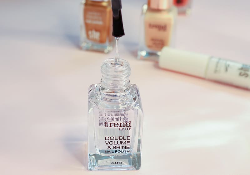 Vrchný bezfarebný lak na nechty.