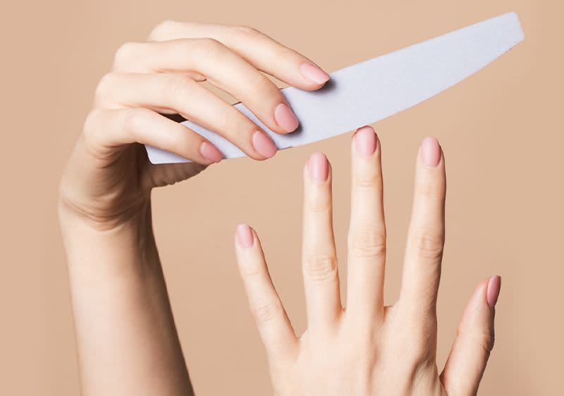 Pilníkovanie nechtov.