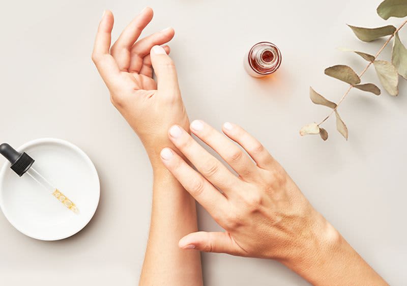 starostlivosť nechty - nanášanie olejčeka