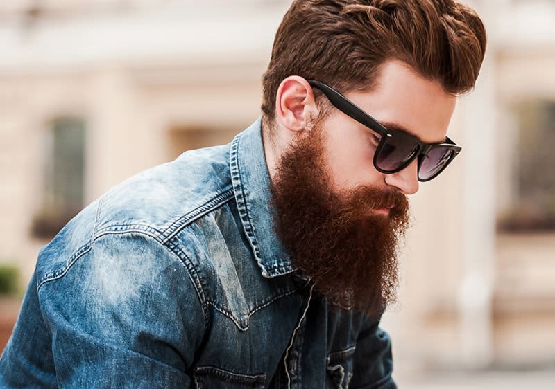 Muž s dlhou bradou a slnečnými okuliarmi
