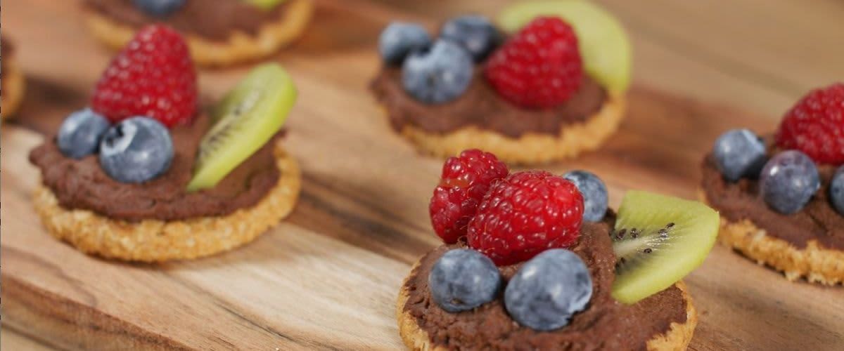 Vegánsky čokoládový humus na sušienkach dmBio s ovocím.