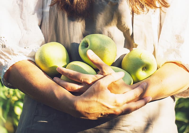žena s hruškami v rukách