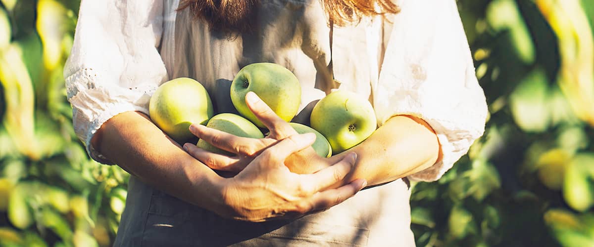 žena s hruškami v rukách