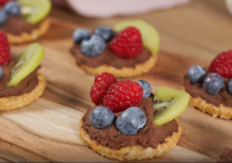 Vegánsky čokoládový humus na sušienkach dmBio s ovocím.