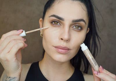 Claudia Ďuríšek pri použití nového produktu