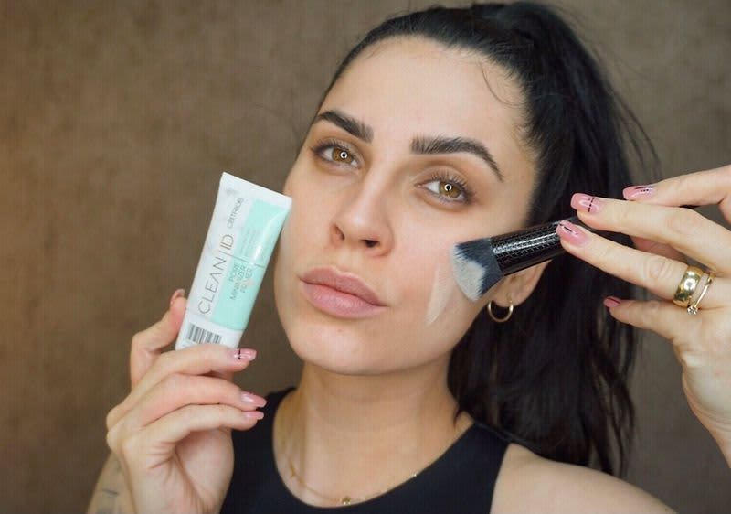 Claudia Ďuríšek pri použití nového produktu