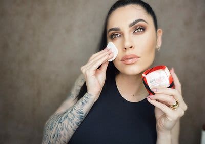 Claudia Ďuríšek pri použití nového produktu