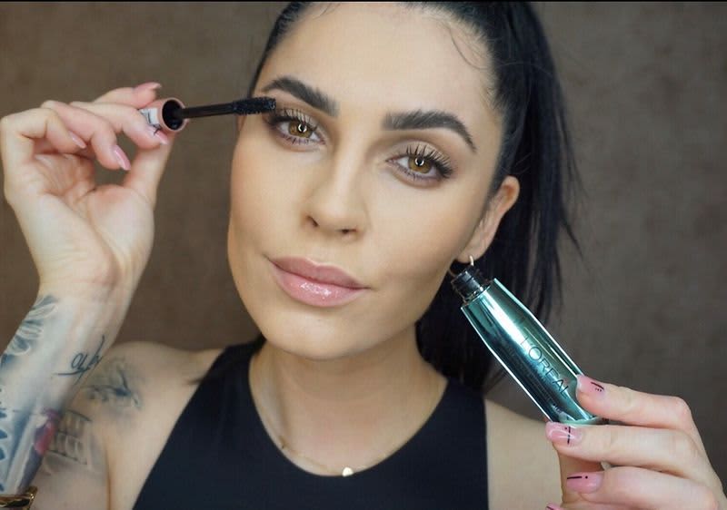 Claudia Ďuríšek pri použití nového produktu