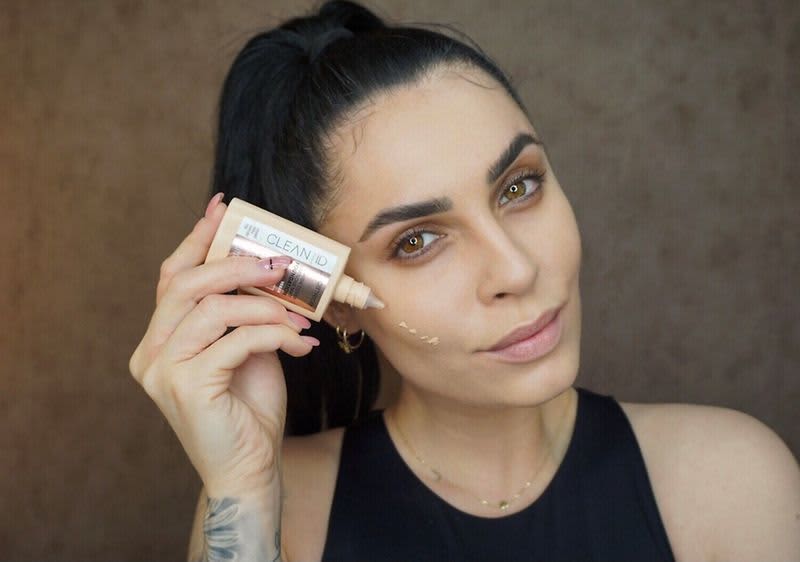 Claudia Ďuríšek pri použití nového produktu