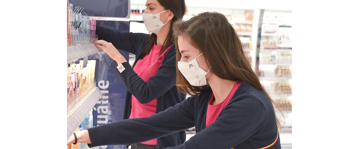 pracovníčky dm nosiace nanorúška 