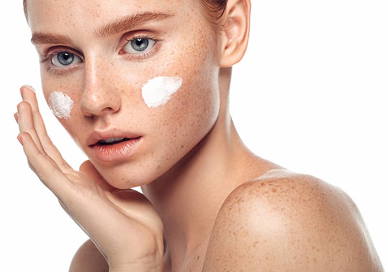 Žena s nakrémovanou pleťou.