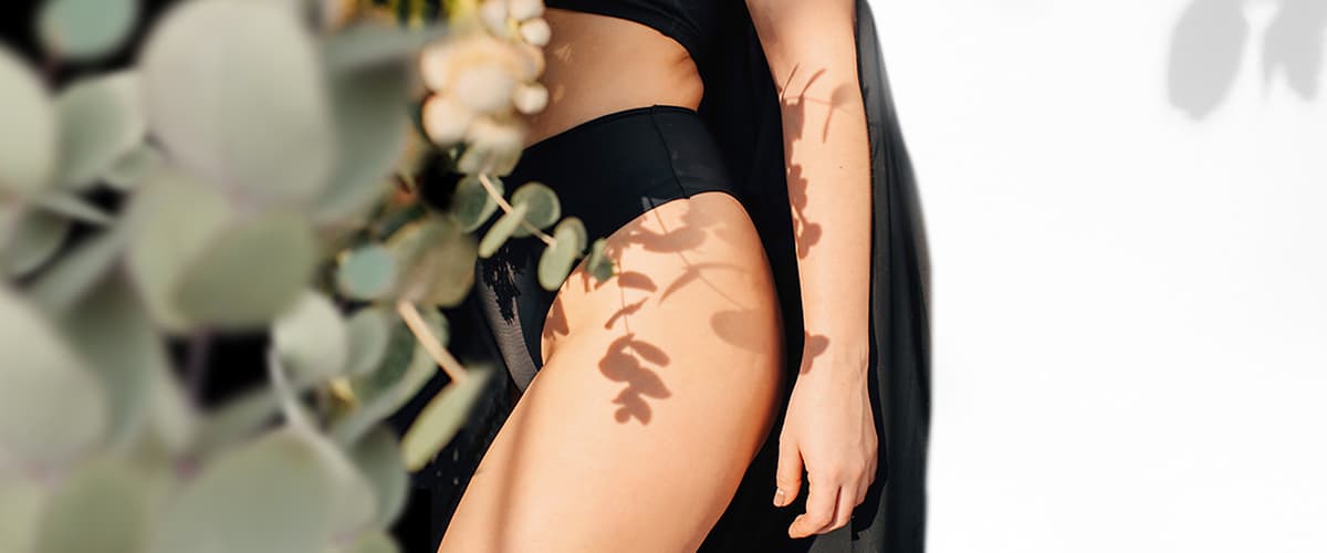 žena s hladkou pokožkou v oblasti bikín