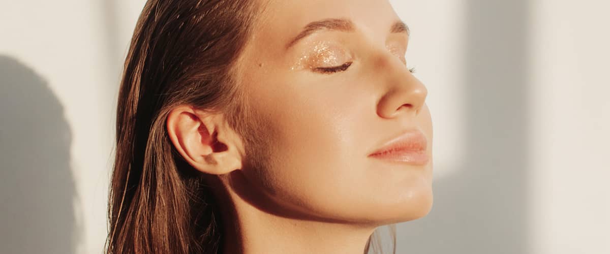 žena vychutnávajúca si slnko