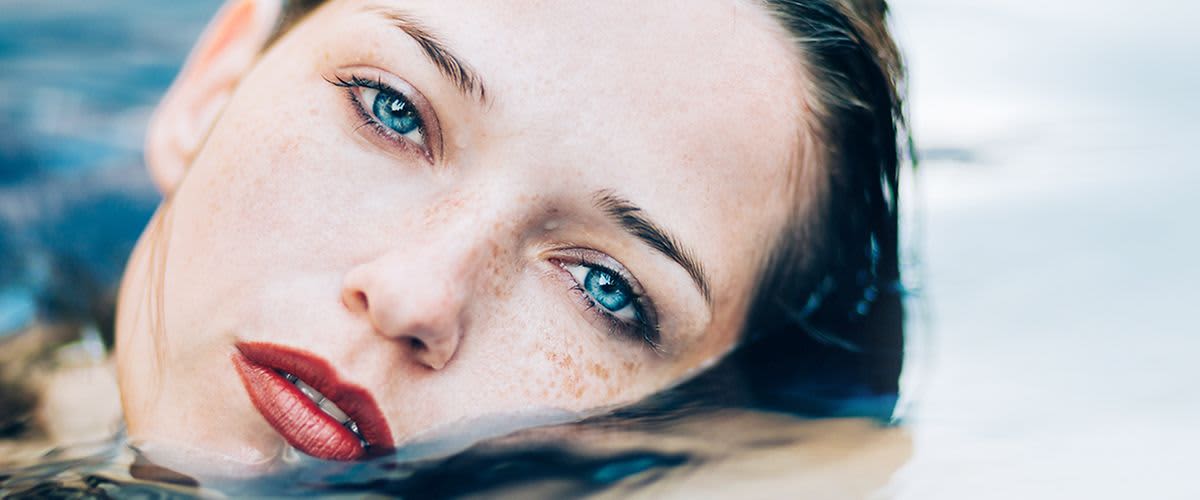 nalíčená žena vo vode