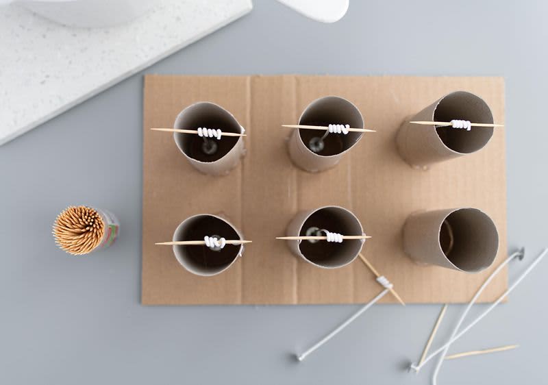 Rolky od toaletného papiera s knôtom