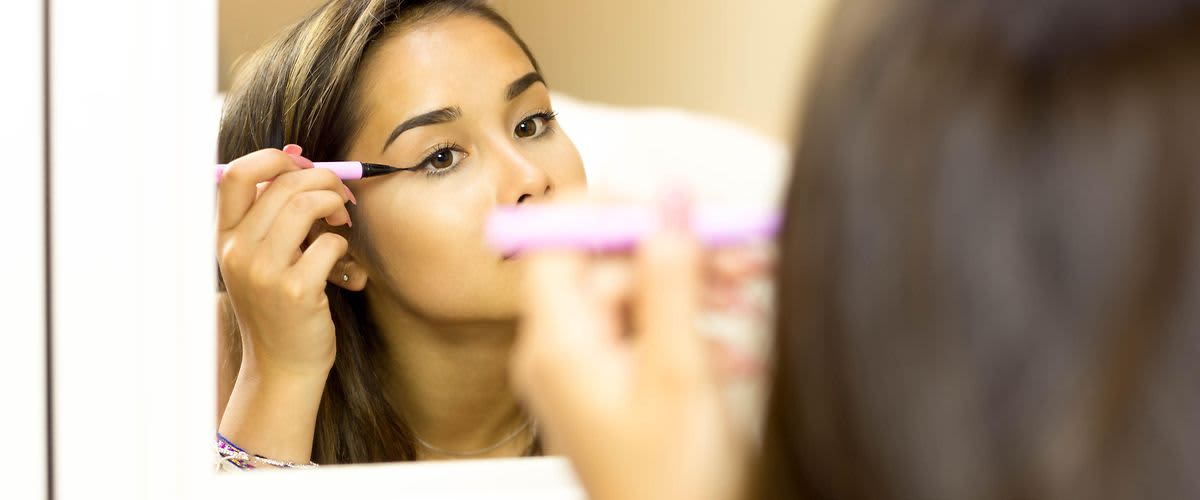 žena nanášajúca si očnú linku