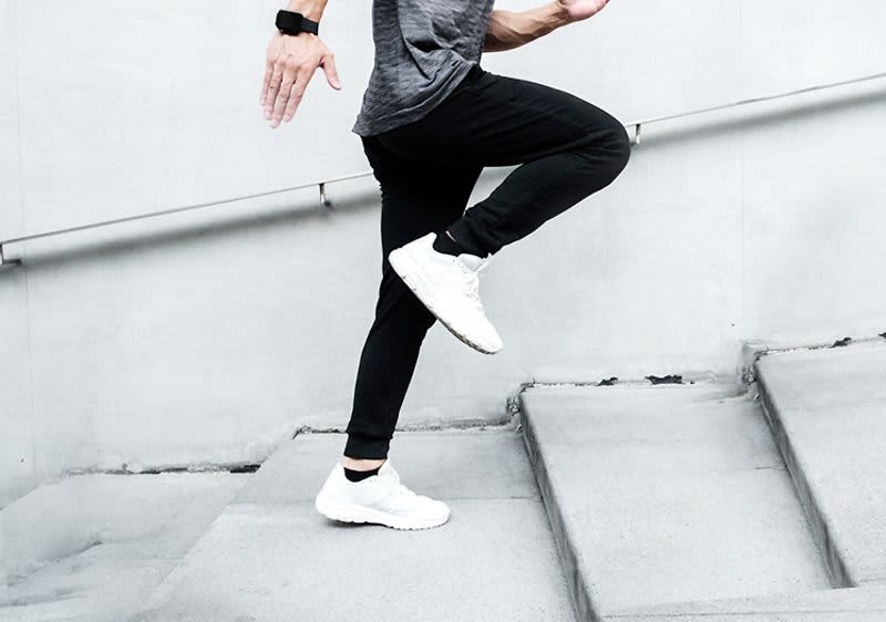 Muž behá po schodoch.