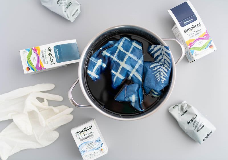 Farbenie látky farbami na textil v hrnci.