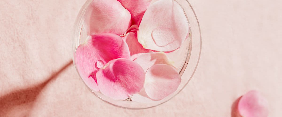 Ružové lupene v pohári.