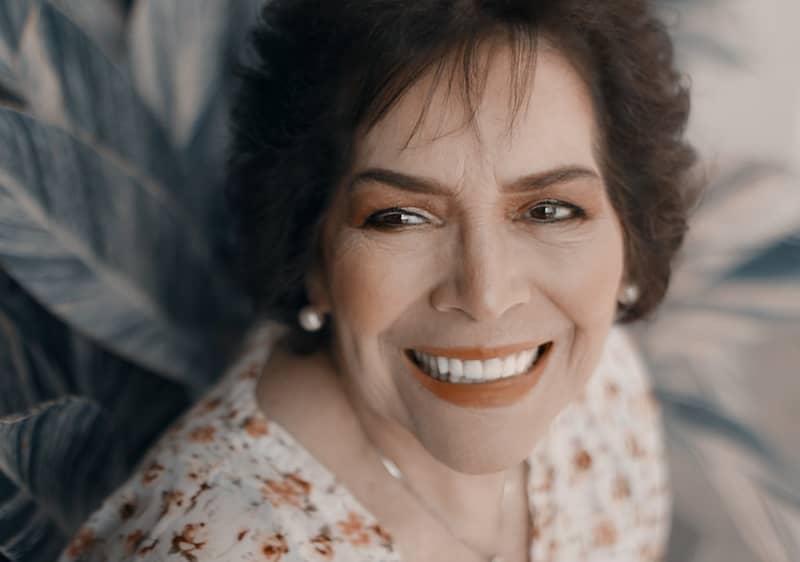 usmiata žena v staršom veku