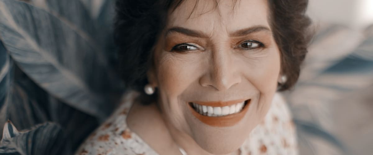 usmiata žena v staršom veku