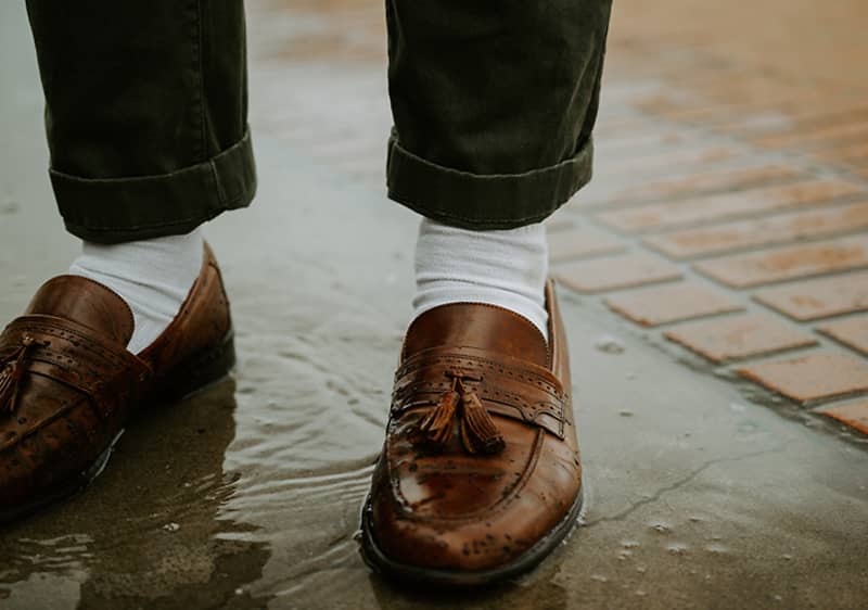 Mužské nohy v ponožkách a topánkach