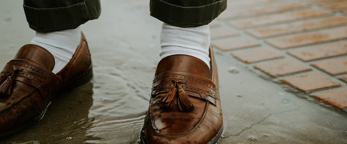 Mužské nohy v ponožkách a topánkach