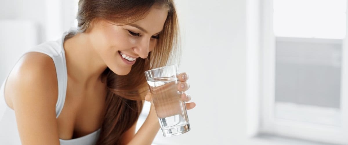 Žena s pohárom vody