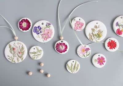 Medailóniky so šnúrou a perlami