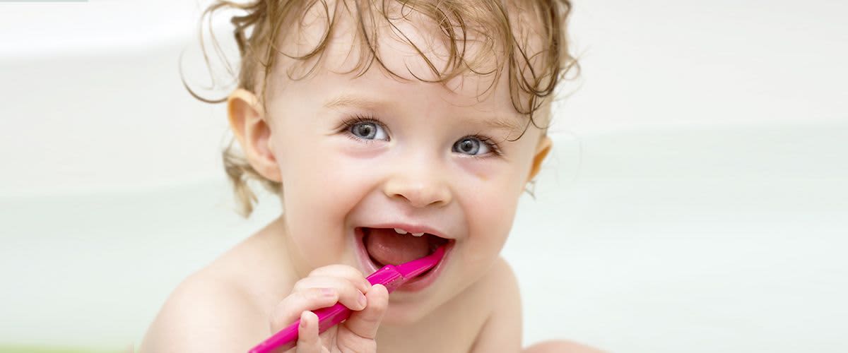 dieťatko si čistí zuby