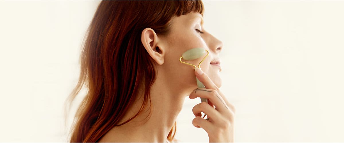 masáž tváre s masážnym valčekom