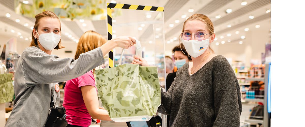 Natália Pažická obsluhuje pri pokladnici