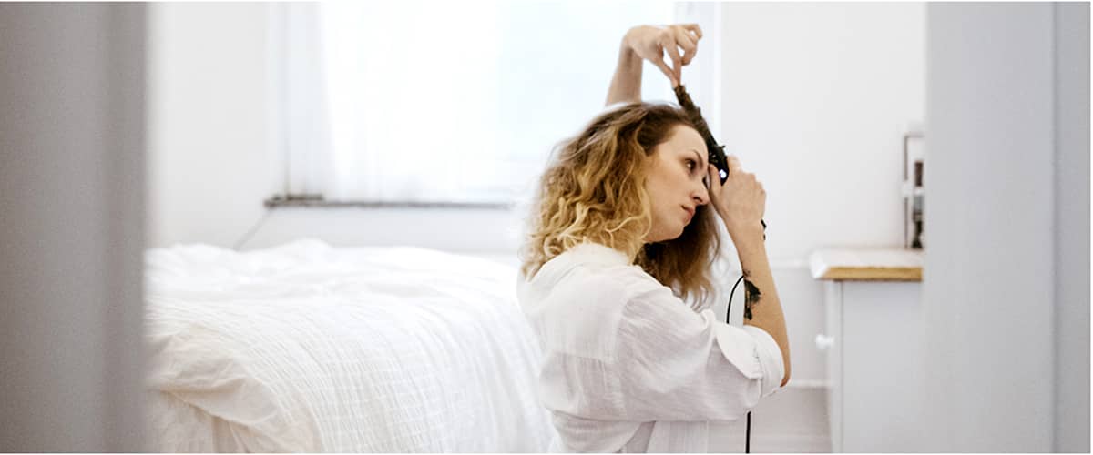 žena si natáča vlny