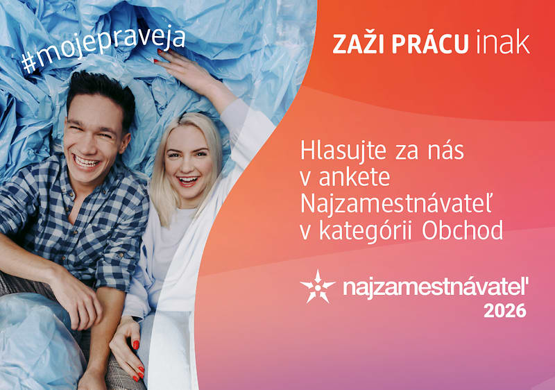Dvaja usmievajúci mladí ľudia sediaci vedľa seba na modrom papierovom pozadí vľavo, vpravo oranžovo-ružové pole s textom „ZAŽI PRÁCU inak“, výzvou „Hlasujte za nás v ankete Najzamestnávateľ v kategórii Obchod“, logom a nápisom „najzamestnávateľ 2026“ a hashtagom „#mojepraveja“