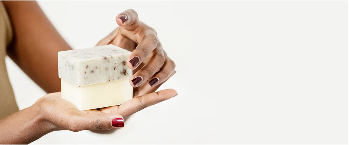 žena držiaca tuhé mydlá v rukách