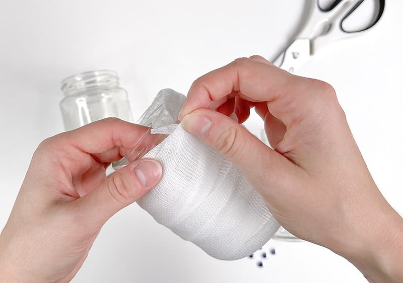 Postup pri výrobe svietnikov v tvare duchov.