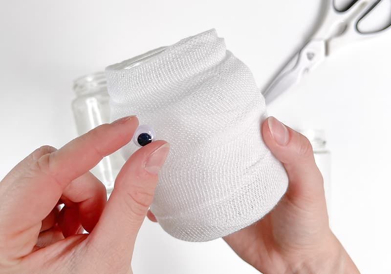 Postup pri výrobe svietnikov v tvare duchov.