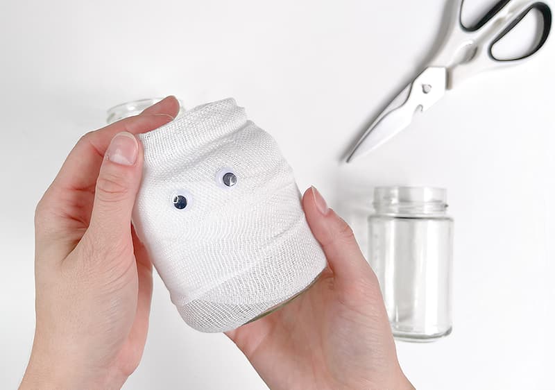 Postup pri výrobe svietnikov v tvare duchov.