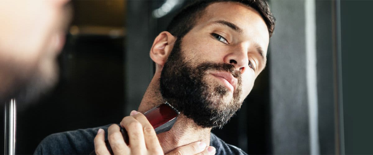 Muž s bradou a holiacim strojčekom.