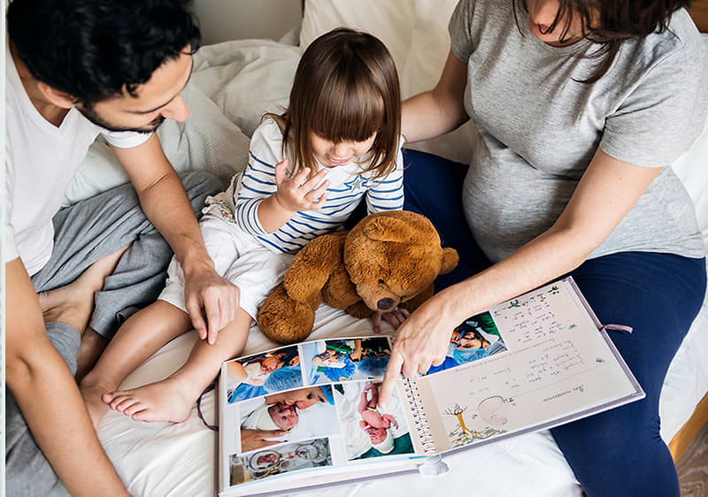 Rodina pri fotoknihe.