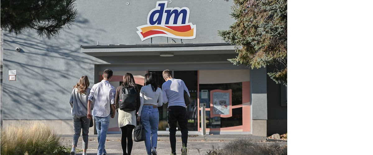 študenti pred centrálou dm