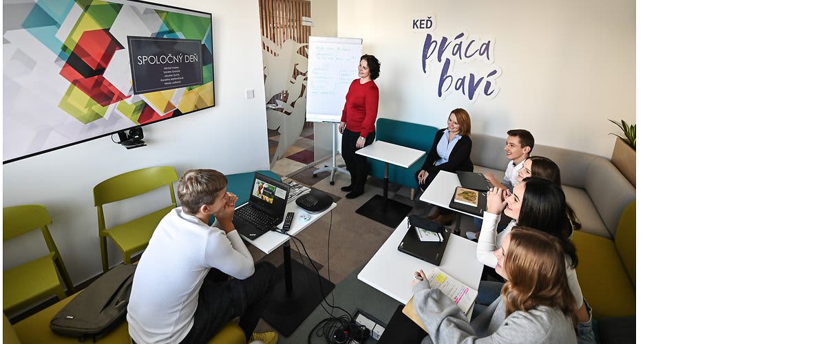 študenti na výučbe