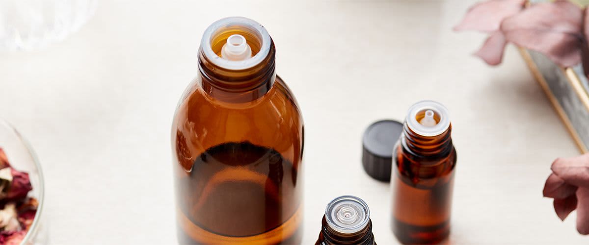 Esenciálne oleje vo fľaške.