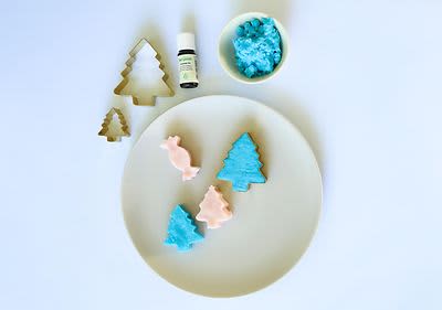 Zmes naplníme do formičiek alebo požadované tvary vykrojíme formičkami