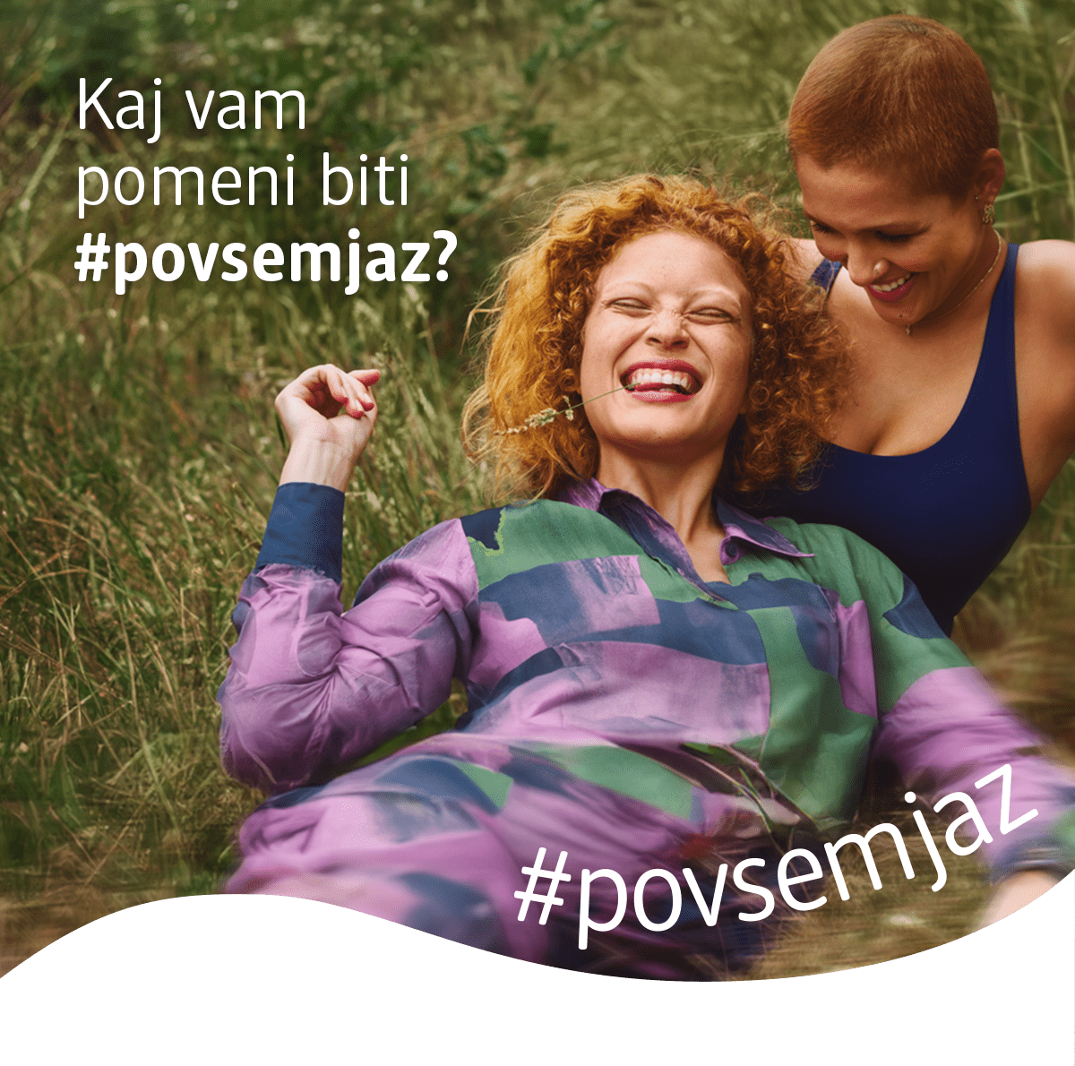 Ženska v barviti obleki leži na travi z napisom #povsemjaz