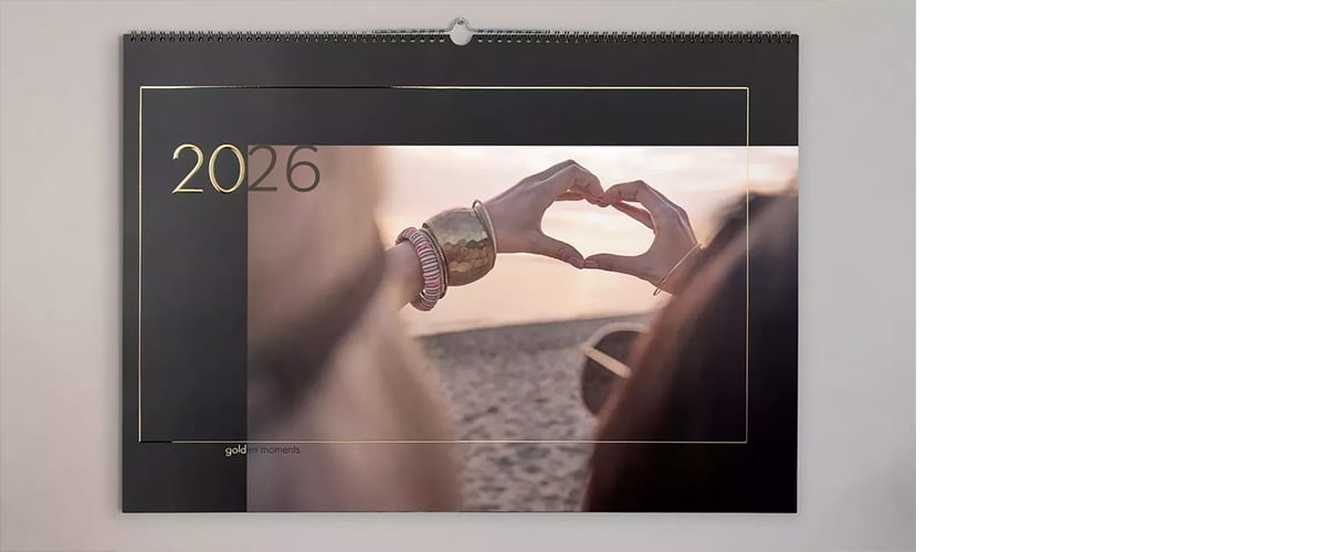 Alt-Text Koledar s sliko rok v obliki srca na plaži ob sončnem zahodu