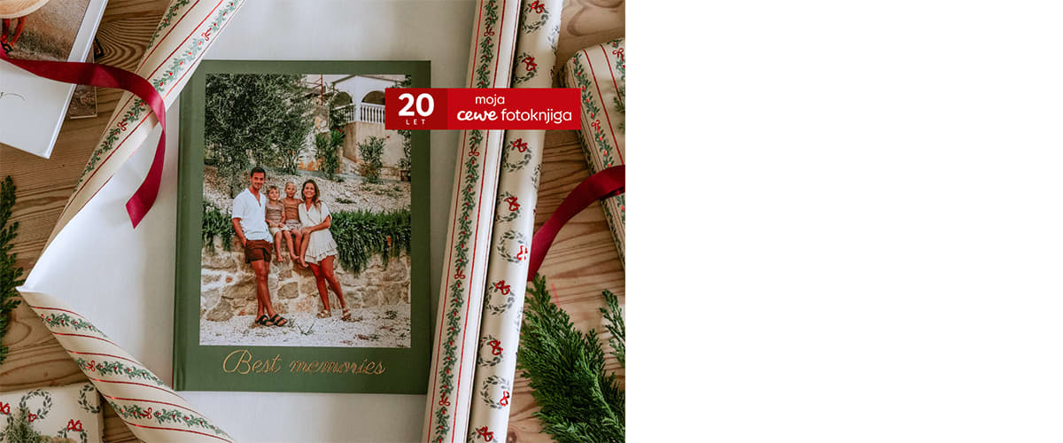 Alt-Text Fotoknjiga z družinsko fotografijo in darilnim papirjem